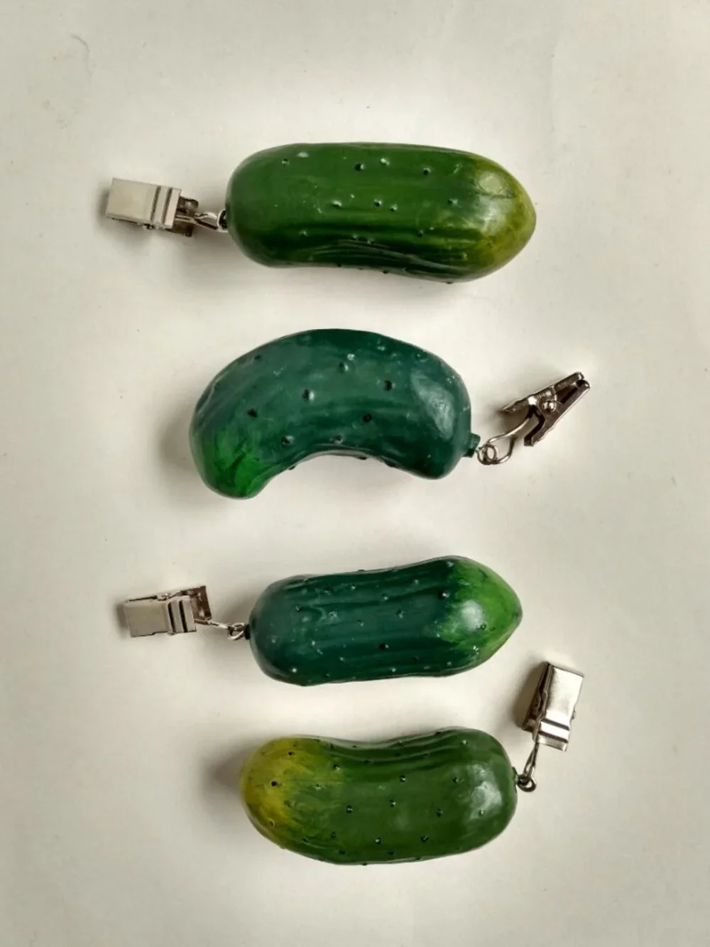 Green Pickles Cucumbers Set 4 pieces Picnic Tablecloth Weights Clips Resin EUC